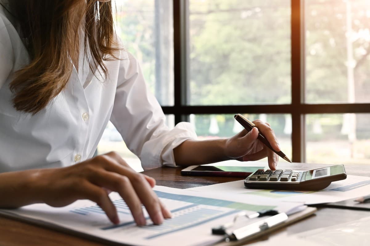 How Do Startup Accelerators Make Money